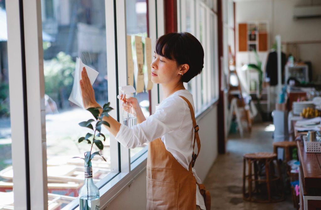 サラヤ「ガラスクリーナー」の使い方・活用法を解説！環境に優しい成分でコスパ◎